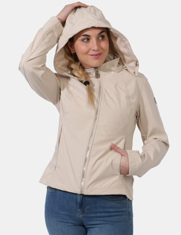 Giacca Yes Zee Beige - Giacca impermeabile con cappuccio ed in total beige. Presenti tasche a taglio con chiusura a zip. La