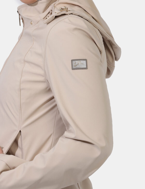 Giacca Yes Zee Beige - Giacca impermeabile con cappuccio ed in total beige. Presenti tasche a taglio con chiusura a zip. La