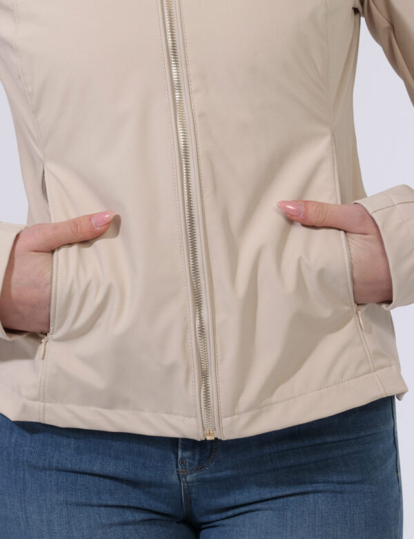 Giacca Yes Zee Beige - Giacca impermeabile con cappuccio ed in total beige. Presenti tasche a taglio con chiusura a zip. La