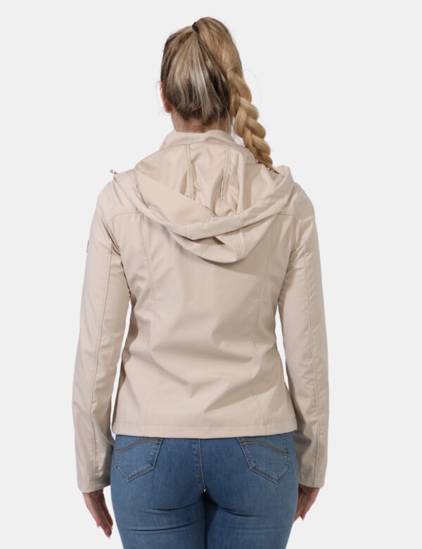 Giacca Yes Zee Beige - Giacca impermeabile con cappuccio ed in total beige. Presenti tasche a taglio con chiusura a zip. La
