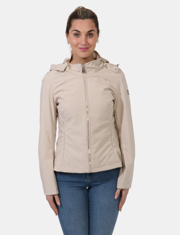 Giacca Yes Zee Beige - Giacca impermeabile con cappuccio ed in total beige. Presenti tasche a taglio con chiusura a zip. La