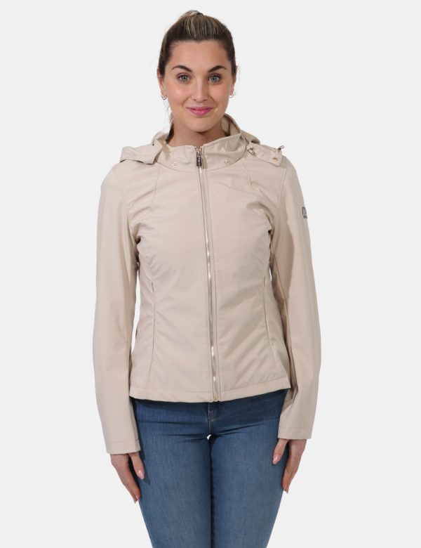 Giacca Yes Zee Beige - Giacca impermeabile con cappuccio ed in total beige. Presenti tasche a taglio con chiusura a zip. La