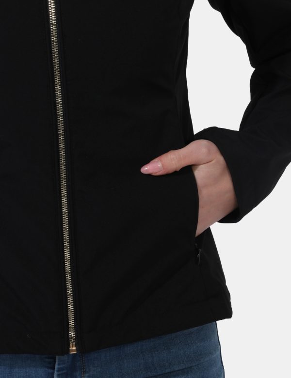Giacca Yes Zee Nero - Giacca impermeabile con cappuccio ed in total nero. Presenti tasche a taglio con chiusura a zip. La ve