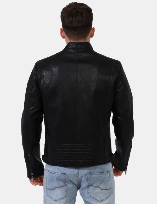 Giacca in ecopelle Yes Zee Nero - Giacca in simil pelle in total nero. Presente girocollo alto con chiusura a bottoni più ta