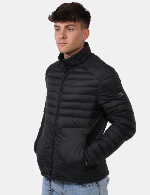 Piumino leggero Yes Zee Nero - Piumino leggero corto in total nero con cappuccio removibile. Presenti tasche a taglio trasve