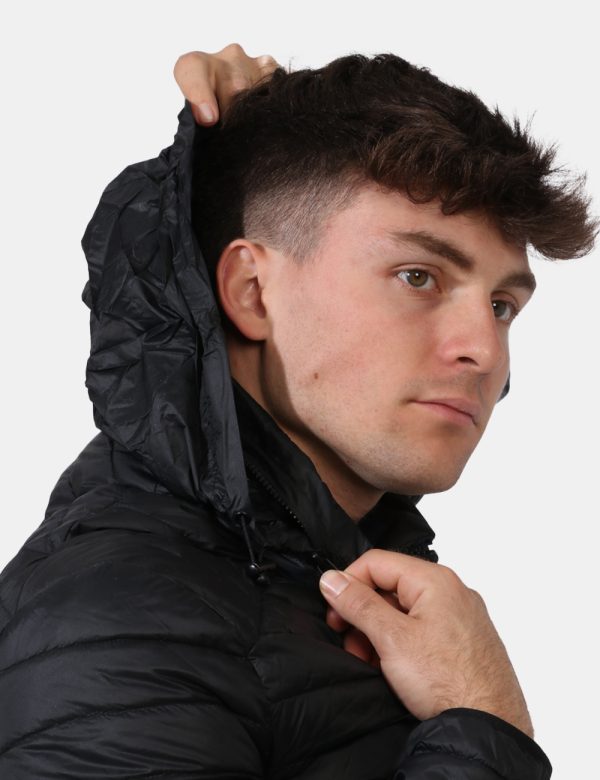 Piumino leggero Yes Zee Nero - Piumino leggero corto in total nero con cappuccio removibile. Presenti tasche a taglio trasve
