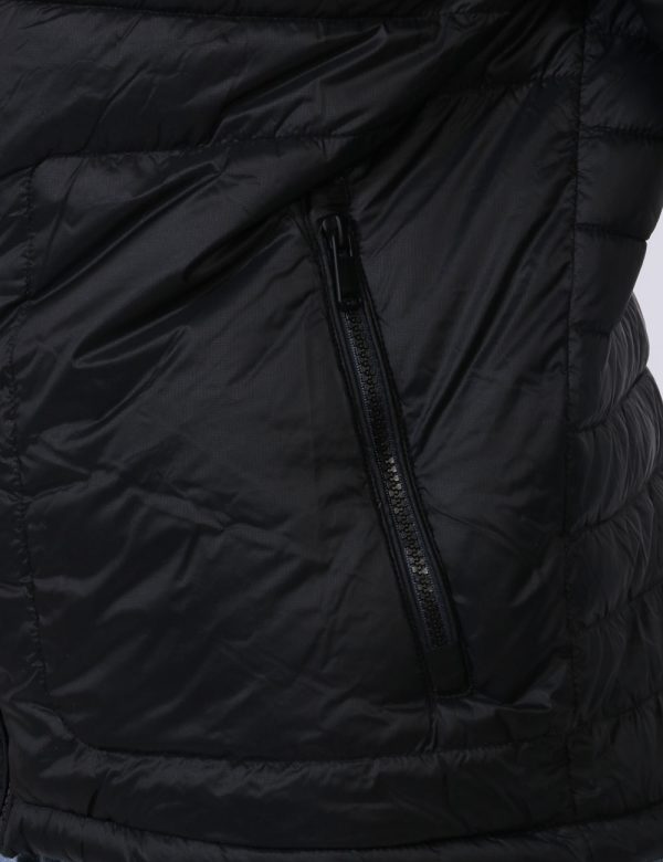 Piumino leggero Yes Zee Nero - Piumino leggero corto in total nero con cappuccio removibile. Presenti tasche a taglio trasve