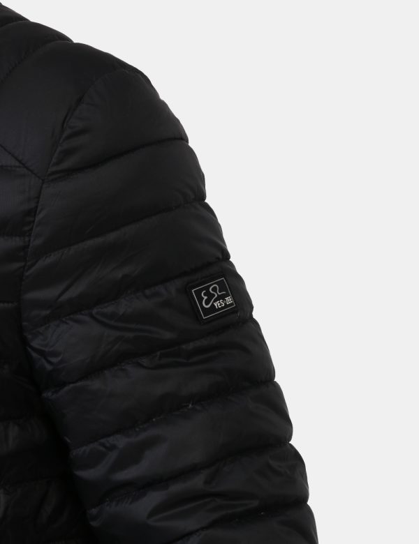 Piumino leggero Yes Zee Nero - Piumino leggero corto in total nero con cappuccio removibile. Presenti tasche a taglio trasve