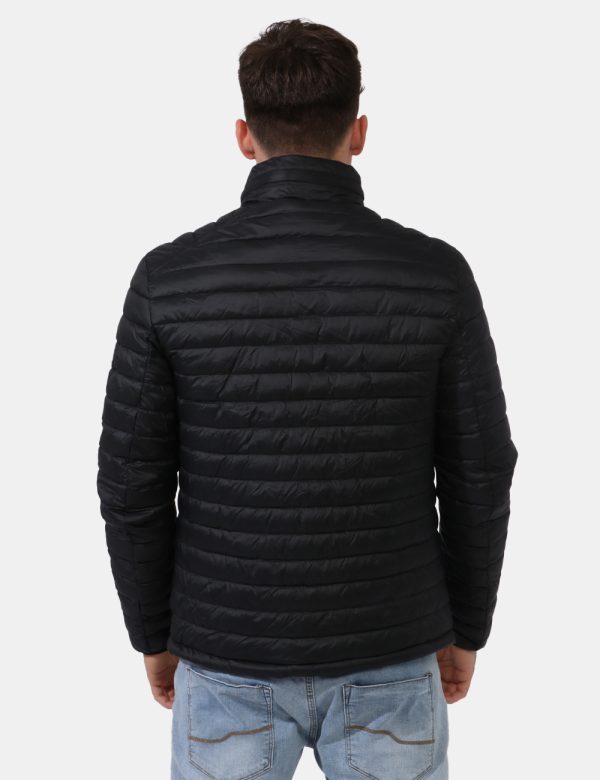 Piumino leggero Yes Zee Nero - Piumino leggero corto in total nero con cappuccio removibile. Presenti tasche a taglio trasve