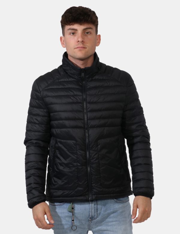 Piumino leggero Yes Zee Nero - Piumino leggero corto in total nero con cappuccio removibile. Presenti tasche a taglio trasve