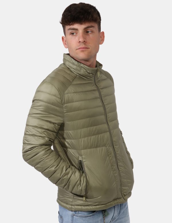 Piumino leggero Yes Zee Verde - Piumino leggero corto in total verde militare con cappuccio removibile. Presenti tasche a ta