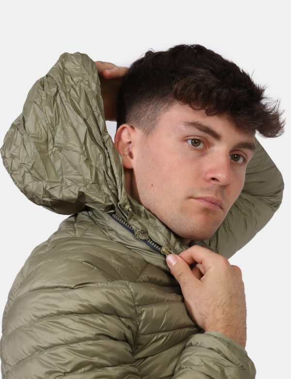 Piumino leggero Yes Zee Verde - Piumino leggero corto in total verde militare con cappuccio removibile. Presenti tasche a ta