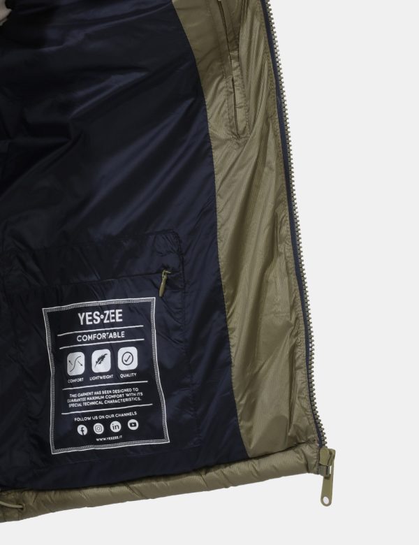 Piumino leggero Yes Zee Verde - Piumino leggero corto in total verde militare con cappuccio removibile. Presenti tasche a ta