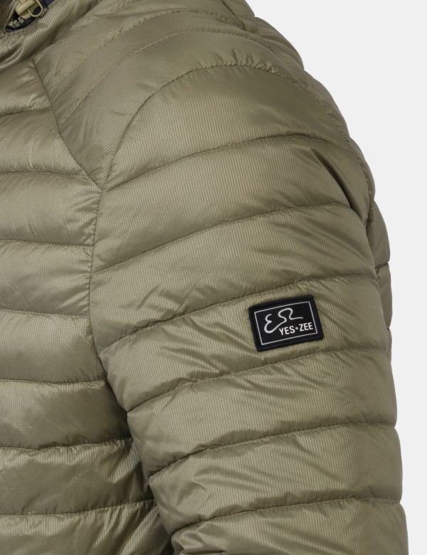 Piumino leggero Yes Zee Verde - Piumino leggero corto in total verde militare con cappuccio removibile. Presenti tasche a ta