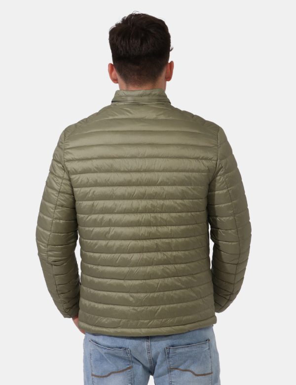 Piumino leggero Yes Zee Verde - Piumino leggero corto in total verde militare con cappuccio removibile. Presenti tasche a ta