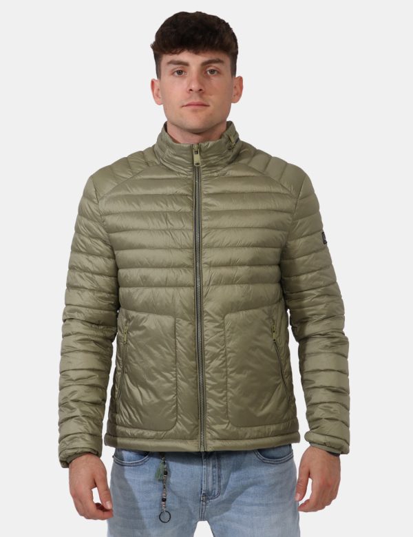 Piumino leggero Yes Zee Verde - Piumino leggero corto in total verde militare con cappuccio removibile. Presenti tasche a ta