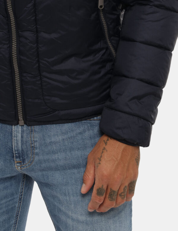 Piumino Yes Zee blu - COMPOSIZIONE E VESTIBILITÀ:100% poliestereIl modello è alto 178 cm e indossa la taglia L. La vestibili