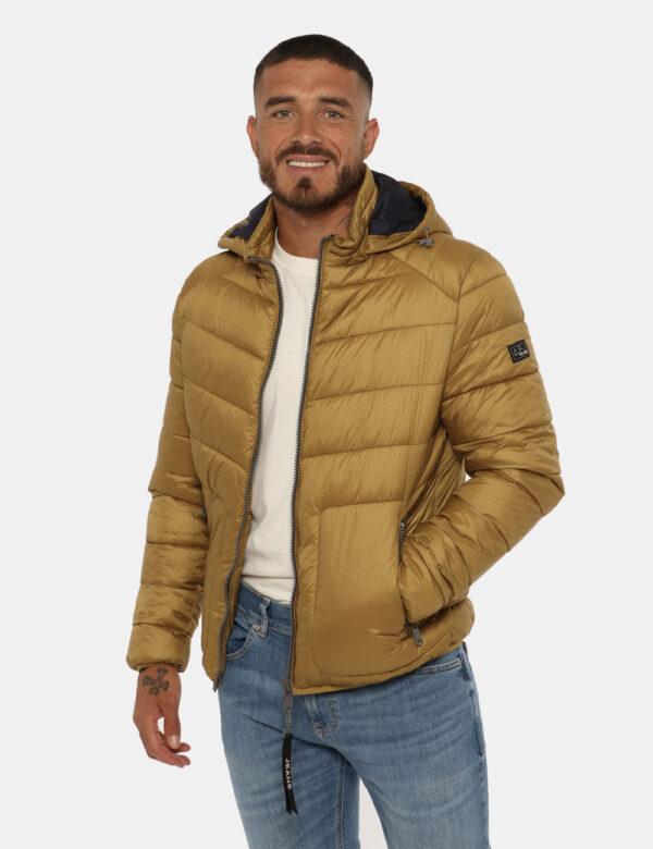 Piumino Yes Zee giallo ocra scuro - COMPOSIZIONE E VESTIBILITÀ:100% poliestereIl modello è alto 178 cm e indossa la taglia L