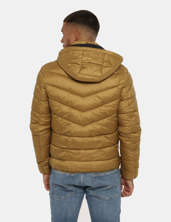 Piumino Yes Zee giallo ocra scuro - COMPOSIZIONE E VESTIBILITÀ:100% poliestereIl modello è alto 178 cm e indossa la taglia L