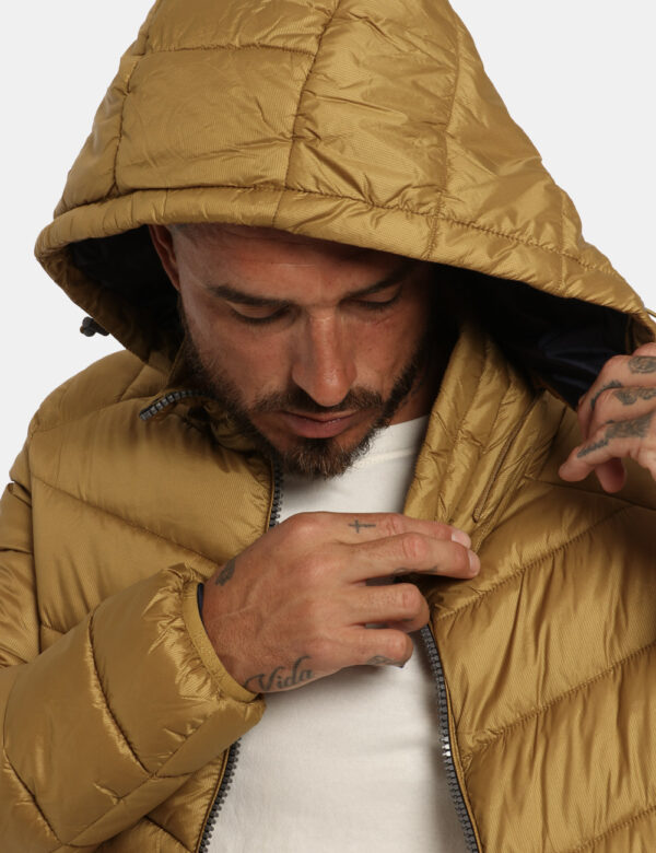 Piumino Yes Zee giallo ocra scuro - COMPOSIZIONE E VESTIBILITÀ:100% poliestereIl modello è alto 178 cm e indossa la taglia L