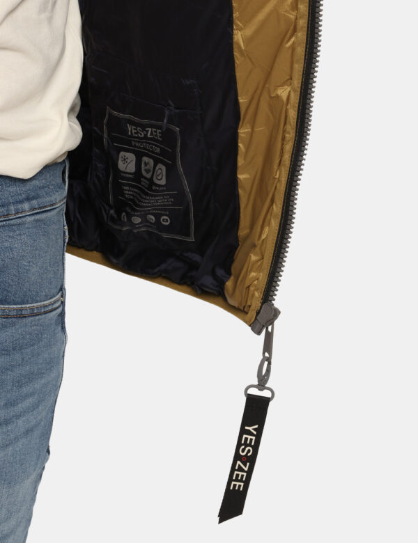 Piumino Yes Zee giallo ocra scuro - COMPOSIZIONE E VESTIBILITÀ:100% poliestereIl modello è alto 178 cm e indossa la taglia L