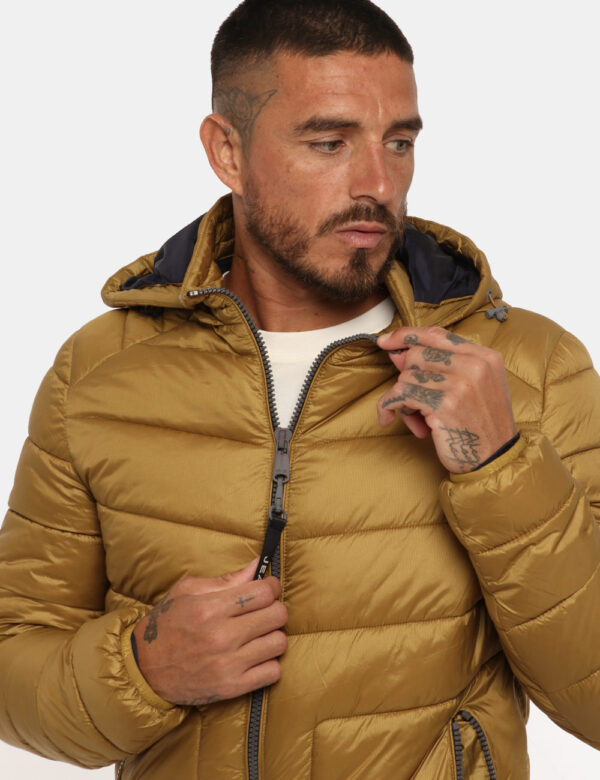 Piumino Yes Zee giallo ocra scuro - COMPOSIZIONE E VESTIBILITÀ:100% poliestereIl modello è alto 178 cm e indossa la taglia L