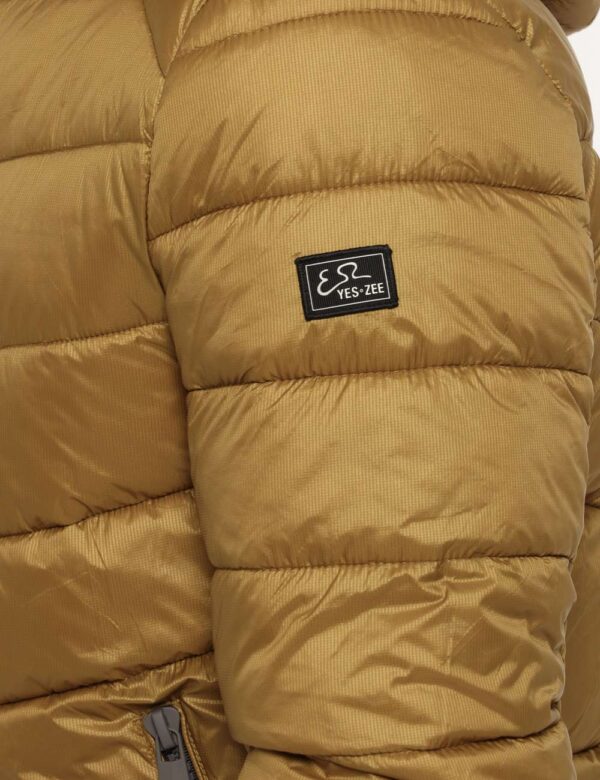 Piumino Yes Zee giallo ocra scuro - COMPOSIZIONE E VESTIBILITÀ:100% poliestereIl modello è alto 178 cm e indossa la taglia L