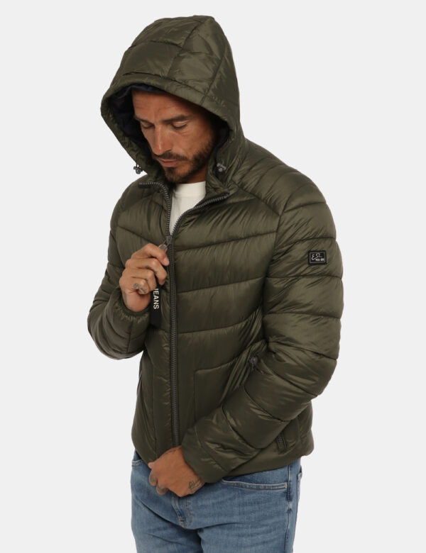 Piumino Yes Zee verde militare - COMPOSIZIONE E VESTIBILITÀ:100% poliestereIl modello è alto 178 cm e indossa la taglia L. L