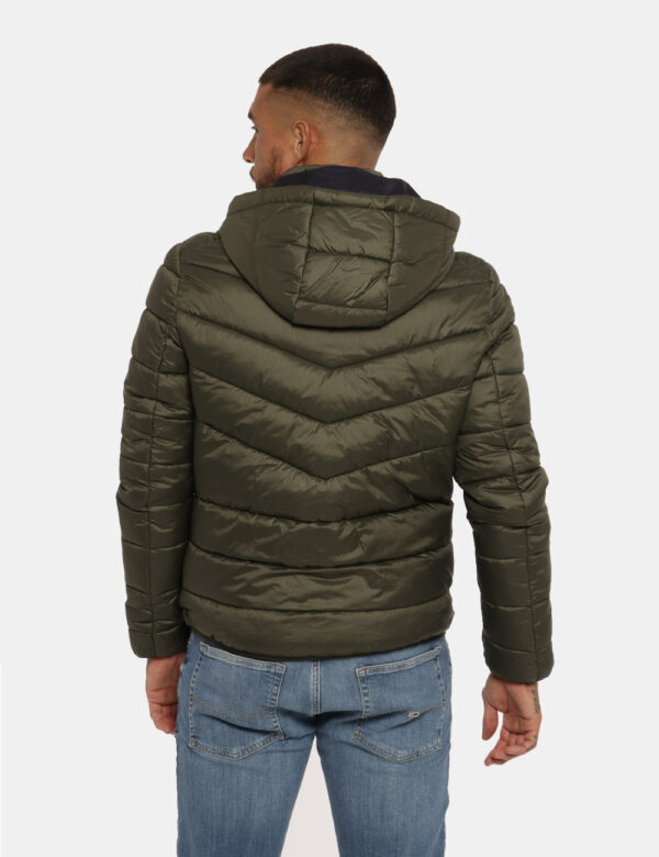 Piumino Yes Zee verde militare - COMPOSIZIONE E VESTIBILITÀ:100% poliestereIl modello è alto 178 cm e indossa la taglia L. L