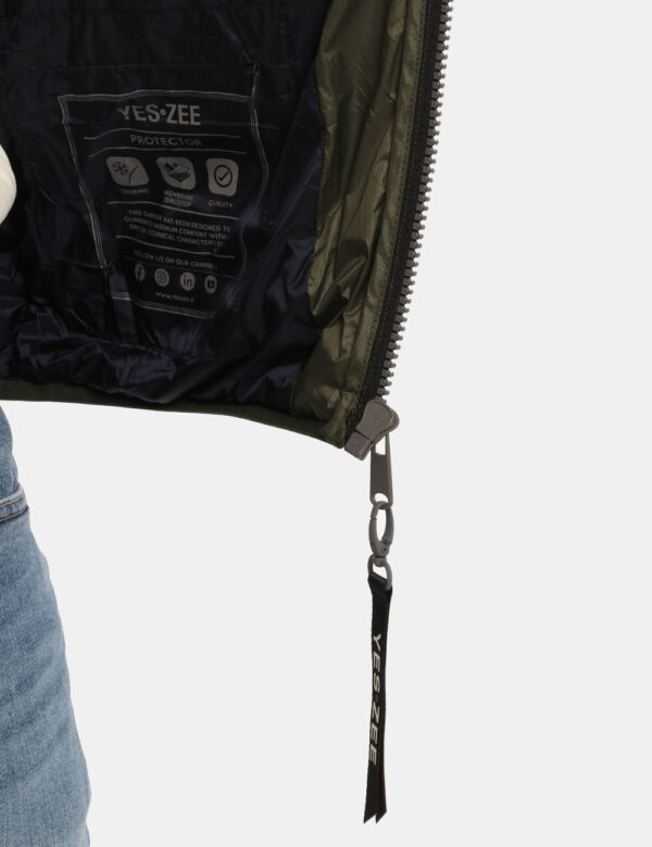 Piumino Yes Zee verde militare - COMPOSIZIONE E VESTIBILITÀ:100% poliestereIl modello è alto 178 cm e indossa la taglia L. L