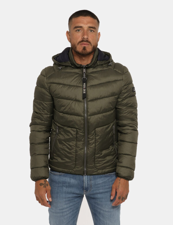 Piumino Yes Zee verde militare - COMPOSIZIONE E VESTIBILITÀ:100% poliestereIl modello è alto 178 cm e indossa la taglia L. L