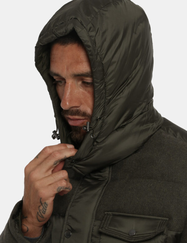 Piumino Yes Zee verde moro - COMPOSIZIONE E VESTIBILITÀ:50% poliestere 50% lanaIl modello è alto 178 cm e indossa la taglia