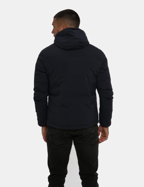 Piumino Yes Zee blu navy - COMPOSIZIONE E VESTIBILITÀ:100% poliestereIl modello è alto 178 cm e indossa la taglia L. La vest