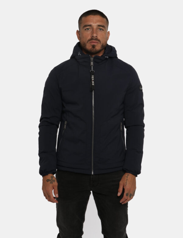 Piumino Yes Zee blu navy - COMPOSIZIONE E VESTIBILITÀ:100% poliestereIl modello è alto 178 cm e indossa la taglia L. La vest