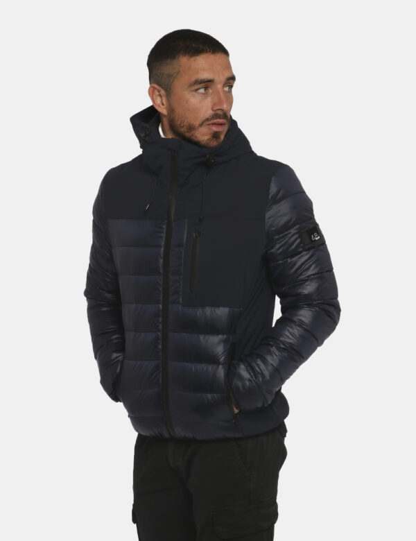 Piumino Yes Zee blu - COMPOSIZIONE E VESTIBILITÀ:100% poliammidicaIl modello è alto 178 cm e indossa la taglia L. La vestibi