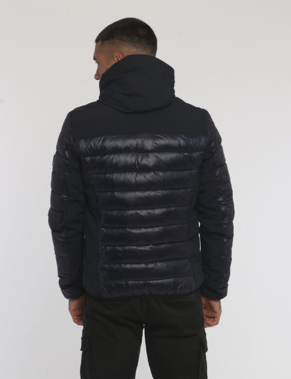 Piumino Yes Zee blu - COMPOSIZIONE E VESTIBILITÀ:100% poliammidicaIl modello è alto 178 cm e indossa la taglia L. La vestibi