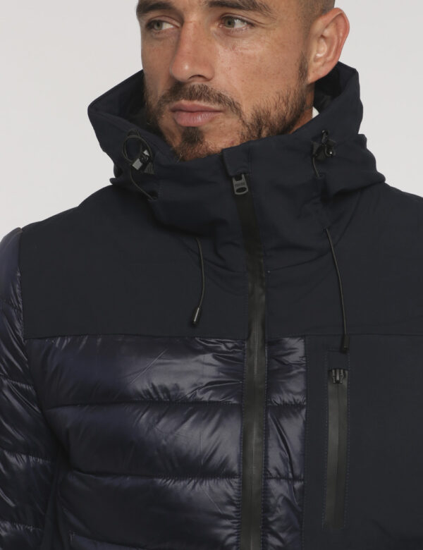 Piumino Yes Zee blu - COMPOSIZIONE E VESTIBILITÀ:100% poliammidicaIl modello è alto 178 cm e indossa la taglia L. La vestibi