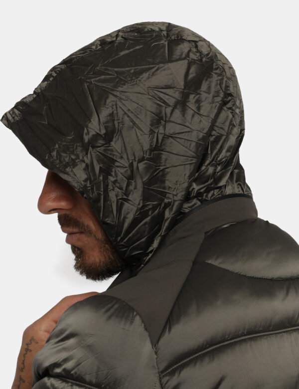 Piumino Yes Zee grigio - COMPOSIZIONE E VESTIBILITÀ:100% poliammidicaIl modello è alto 178 cm e indossa la taglia L. La vest