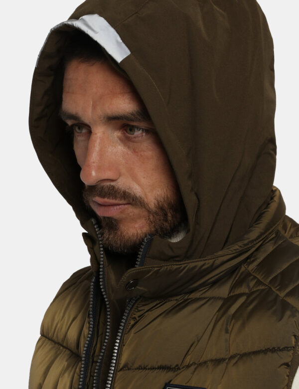 Piumino Yes Zee smanicato marrone bruciato - COMPOSIZIONE E VESTIBILITÀ:91% poliestere 9% elastaneIl modello è alto 178 cm e