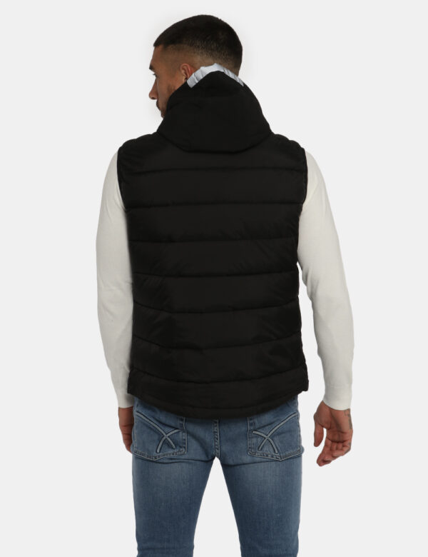 Piumino Yes Zee smanicato nero - COMPOSIZIONE E VESTIBILITÀ:91% poliestere 9% elastaneIl modello è alto 178 cm e indossa la