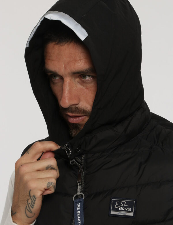 Piumino Yes Zee smanicato nero - COMPOSIZIONE E VESTIBILITÀ:91% poliestere 9% elastaneIl modello è alto 178 cm e indossa la