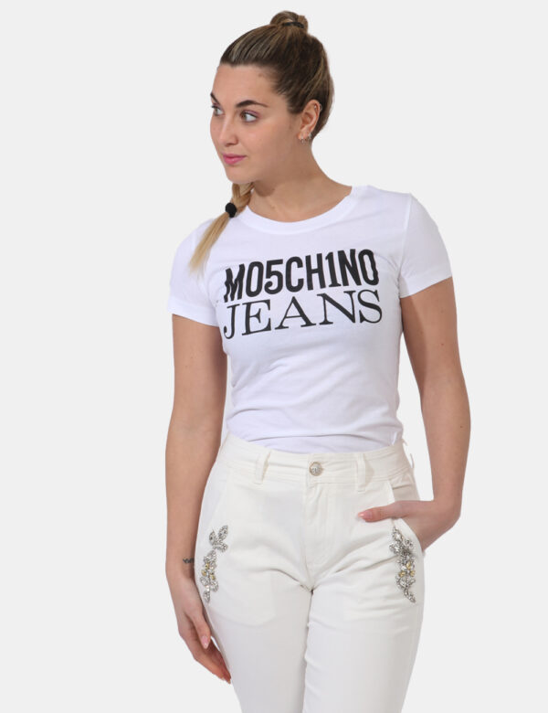 T-shirt Moschino Bianco - T-shirt classica su base bianca con stampa logo brand in nero. La vestibilità è morbida e regolare