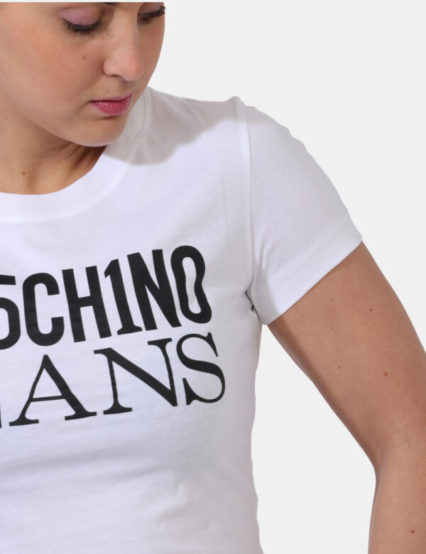 T-shirt Moschino Bianco - T-shirt classica su base bianca con stampa logo brand in nero. La vestibilità è morbida e regolare