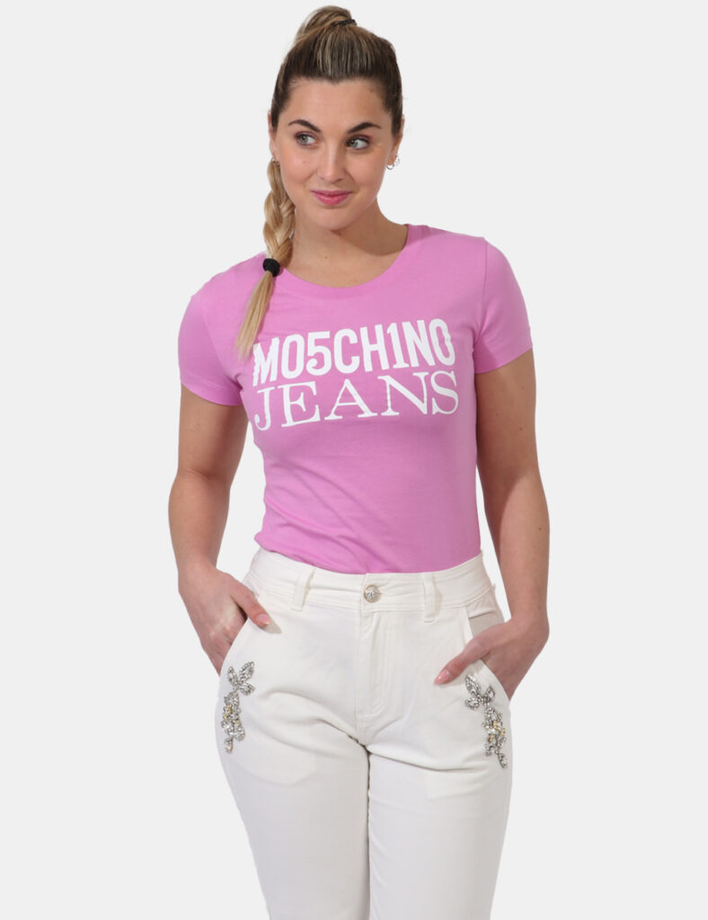 T-shirt Moschino Rosa - T-shirt classica su base rosa intenso con stampa logo brand in bianco. La vestibilità è morbida e re