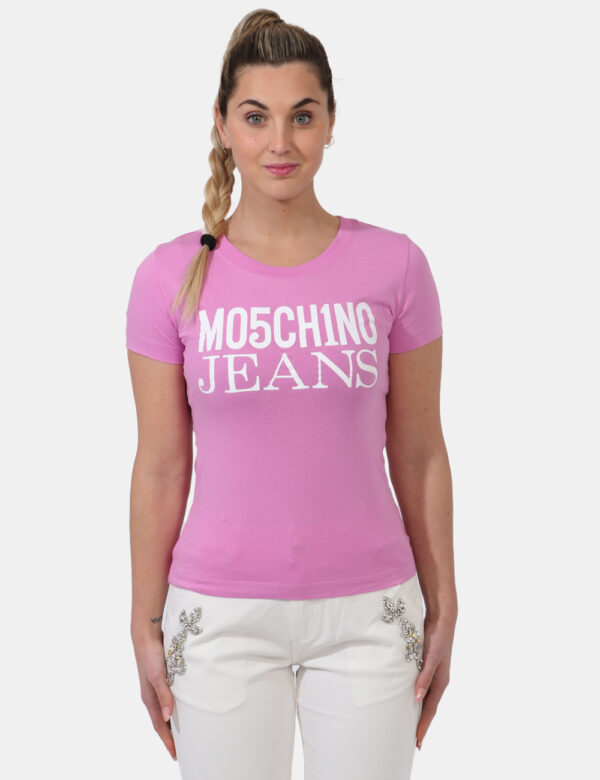 T-shirt Moschino Rosa - T-shirt classica su base rosa intenso con stampa logo brand in bianco. La vestibilità è morbida e re