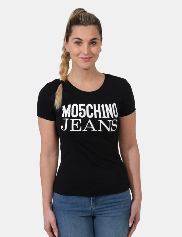 T-shirt Moschino Nero - T-shirt classica su base nera con stampa logo brand in bianco. La vestibilità è morbida e regolare.