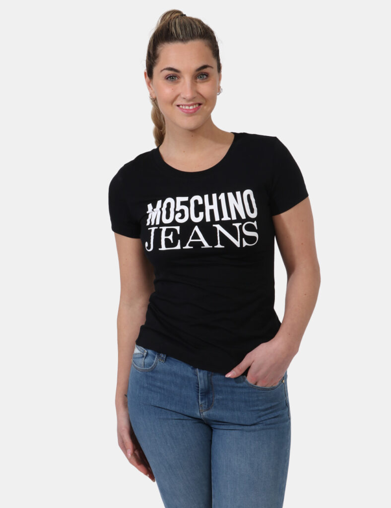 T-shirt Moschino Nero - T-shirt classica su base nera con stampa logo brand in bianco. La vestibilità è morbida e regolare.