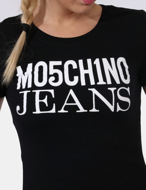 T-shirt Moschino Nero - T-shirt classica su base nera con stampa logo brand in bianco. La vestibilità è morbida e regolare.