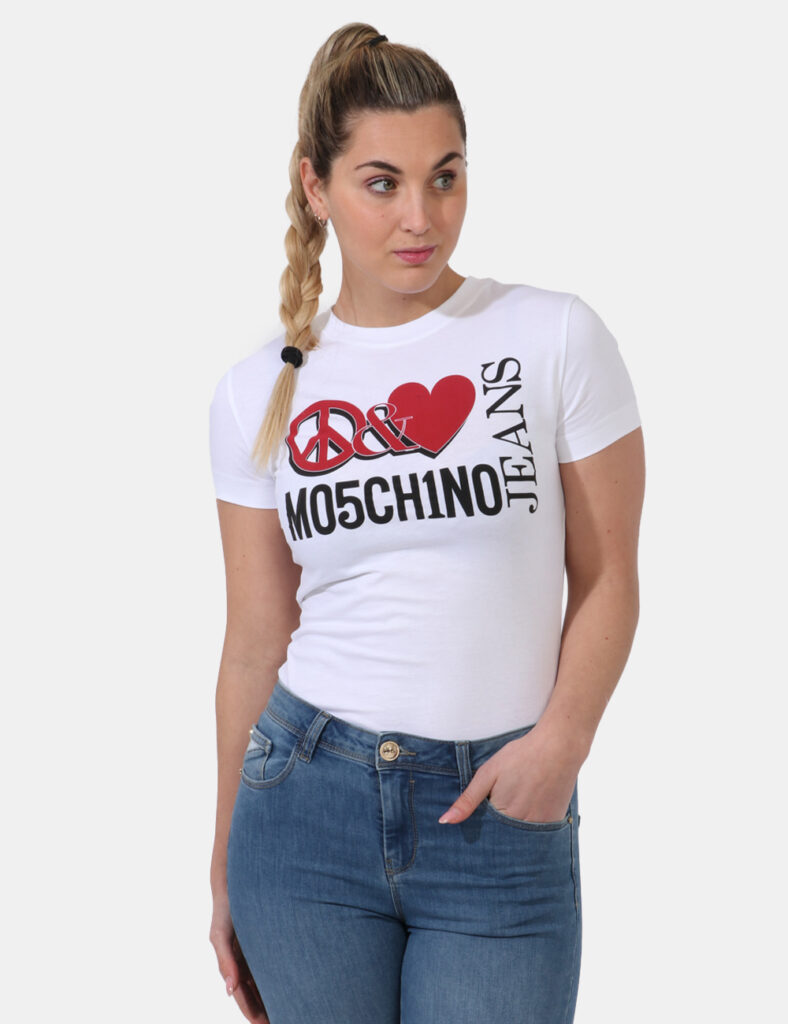 T-shirt Moschino Bianco - T-shirt classica su base bianca con stampa logo brand in nero e rosso. La vestibilità è morbida e