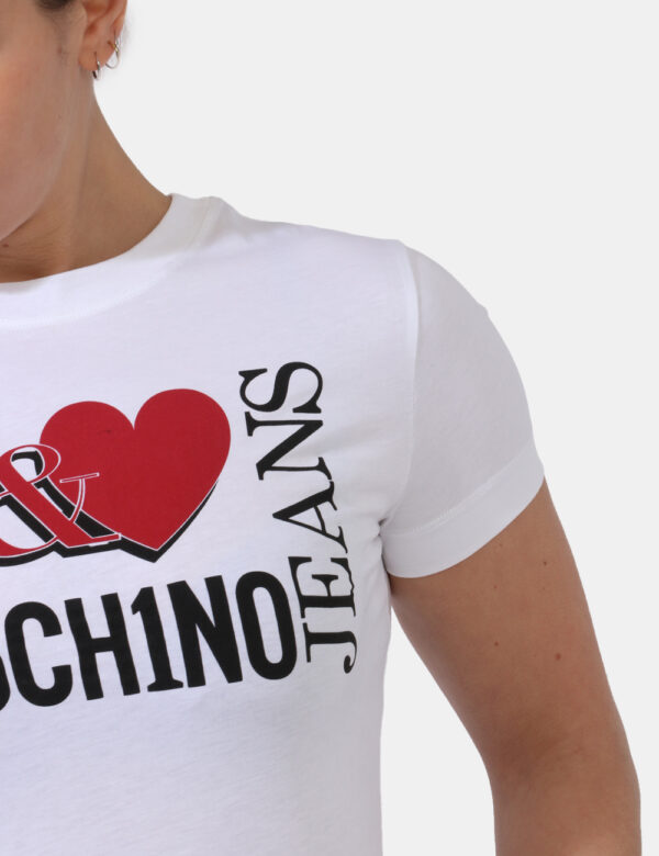 T-shirt Moschino Bianco - T-shirt classica su base bianca con stampa logo brand in nero e rosso. La vestibilità è morbida e